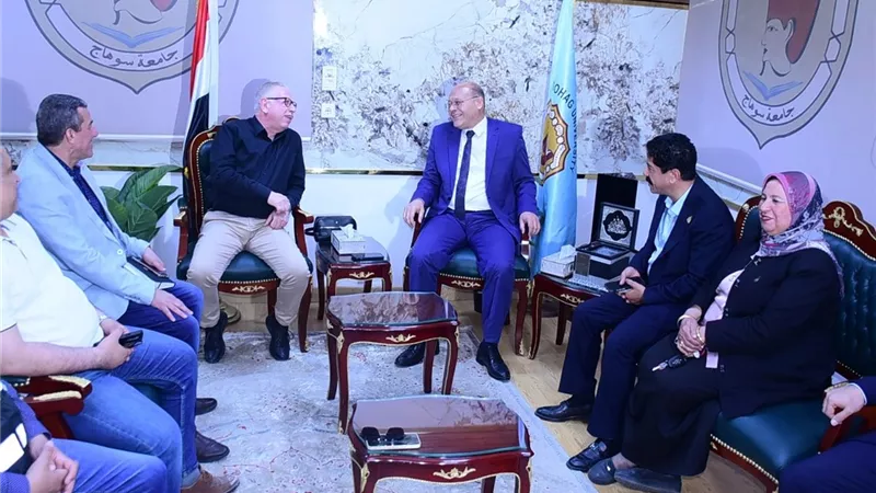 رئيسا جامعة سوهاج والشركة الوطنية يتفقدا مستشفي الجراحات التخصصية 