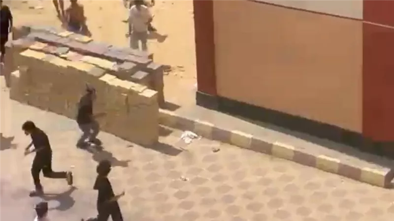 حرب شوارع داخل مدرسة بالمطرية عقب انتهاء امتحانات الصف الثاني الثانوي|خاص
