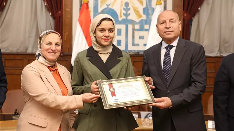جامعة المنصورة تكريم عميد كلية الصيدلة تقديرًا لجهودها خلال فترة عمادتها