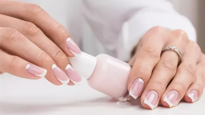 هل الصلاة بطلاء الأظافر صحيحة بعد الوضوء؟.. أمينة الفتوى تجيب 