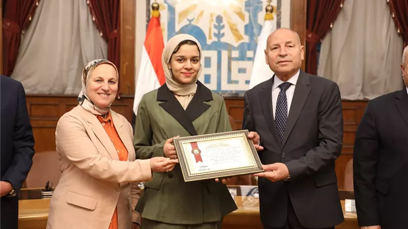 محافظ القاهرة يكرم طالبة لمشروع علمي عن ALS حصد المركز الثالث عالميًا