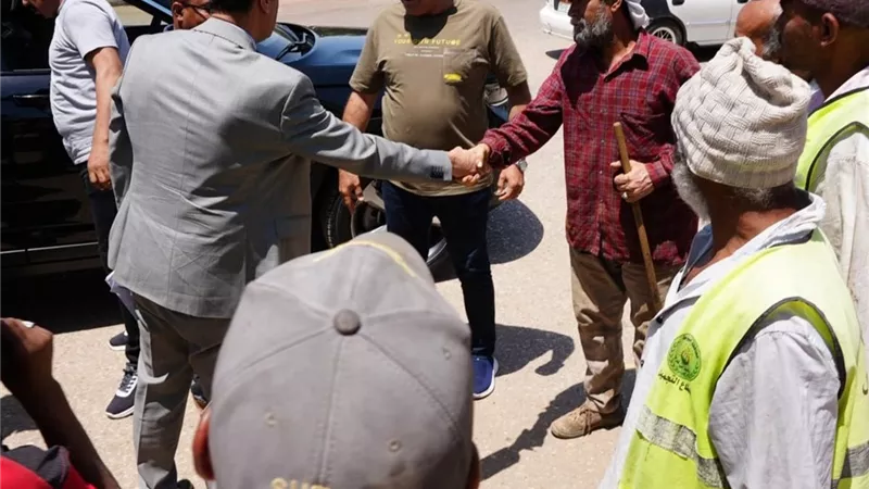 محافظ أسيوط يهنئ عمال النظافة بعيد الأضحى ويوزع الهدايا والعيديات