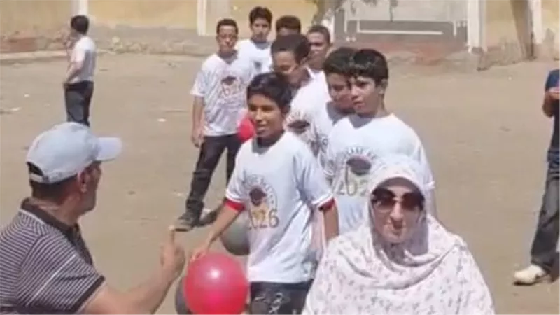 فيديو طريف للمعلمين والطلاب يشعل السوشيال ميديا في آخر يوم بالامتحانات|خاص