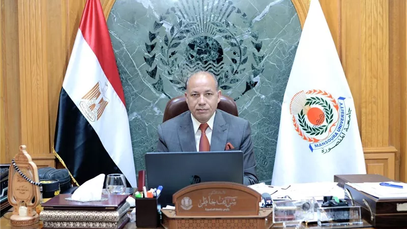 رئيس جامعة المنصورة يشارك عن بُعد في اجتماع المجلس الأعلى للجامعات 