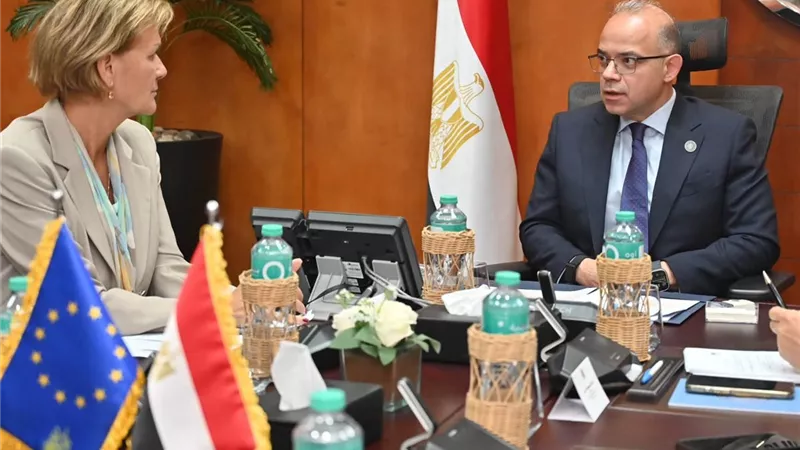 مصر والاتحاد الأوروبي يناقشان تعزيز التعاون الاقتصادي والاستثماري