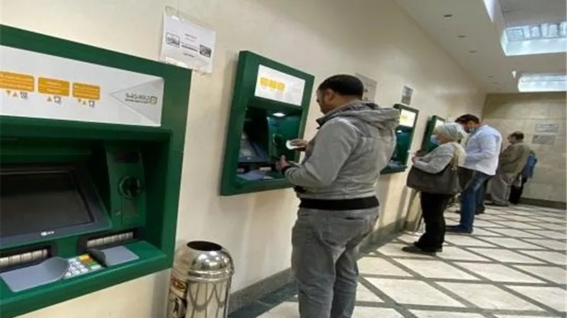 أزمة كل عيد.. محمد عكاشة يكشف ويحلل سبب تكدس الطوابير على الـ ATM