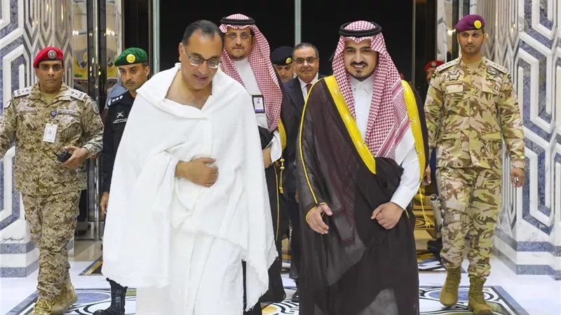 مدبولي يصل جدة لأداء مناسك الحج واستقبال رسمي بمطار الملك عبدالعزيز| صور