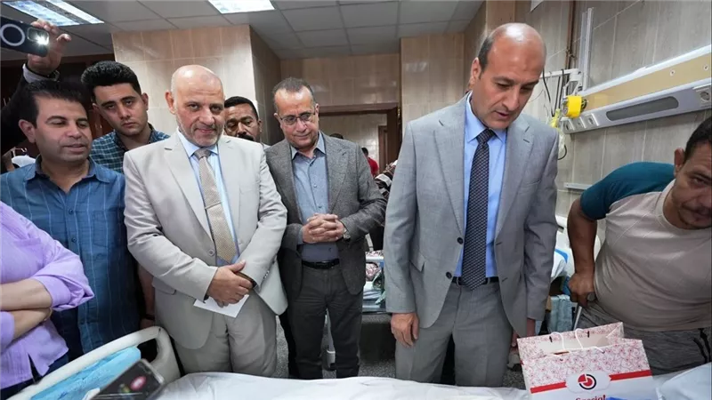 سفير السعادة.. محافظ أسيوط يشارك المرضى فرحتهم بالهدايا بمناسبة عيد الأضحى