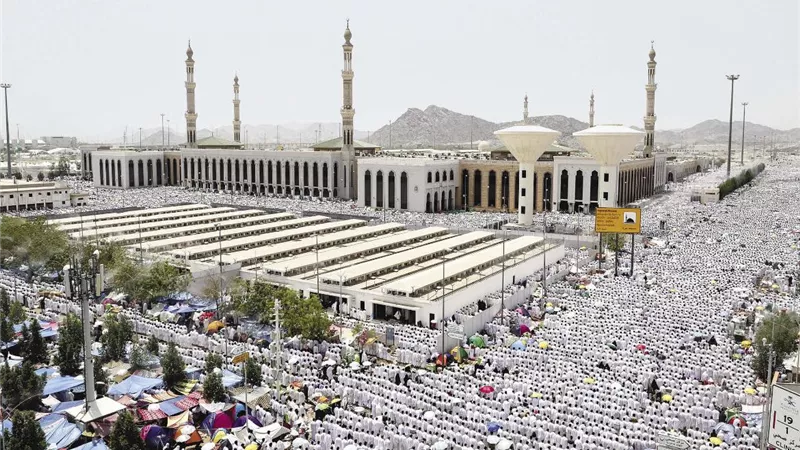 ضيوف الرحمن يتوافدون على مسجد نمرة للاستماع إلى خطبة عرفة