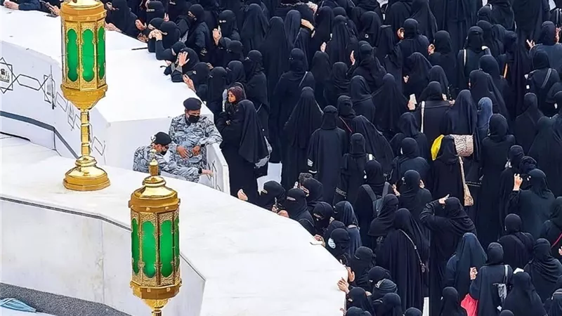 مؤنسات الحرم.. عادة سنوية تتوارثها نساء مكة في يوم عرفة