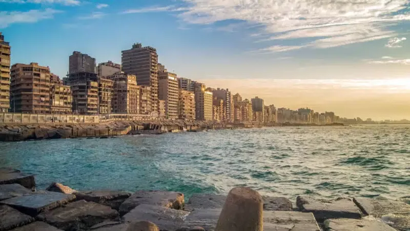 احذر الصخور.. تعرف على المناطق المحظورة للسباحة بالإسكندرية