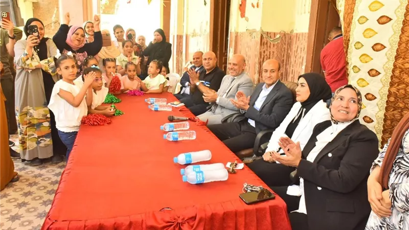 محافظ أسيوط يوزع 