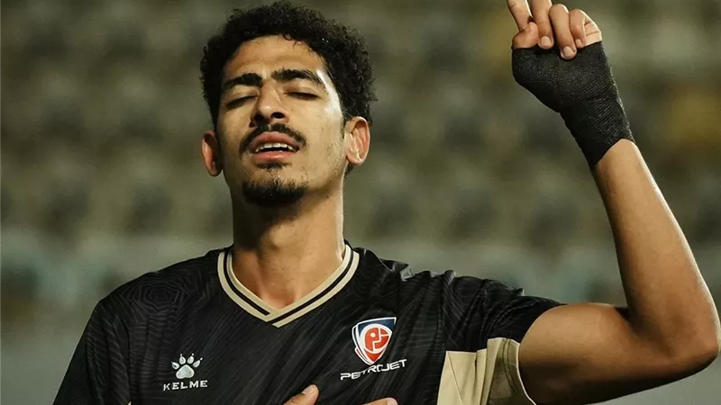 الأهلي وبيراميدز يتصارعان على ضم آدهم حامد 