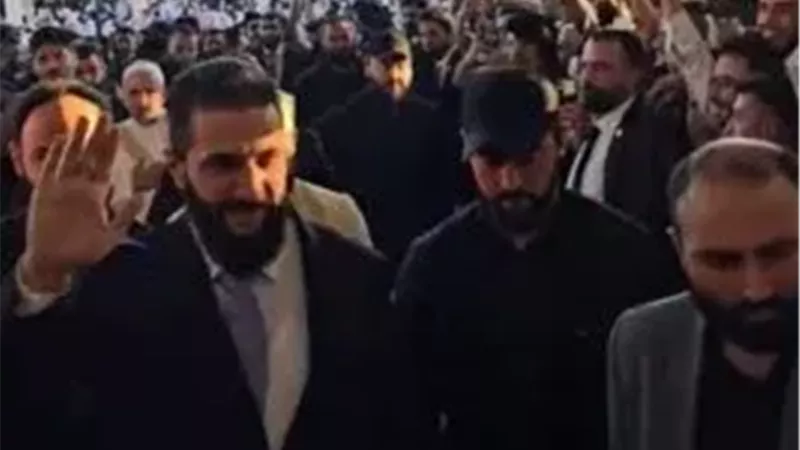 الرئيس السوري أحمد الشرع يؤدي صلاة عيد الأضحى في حلب وسط حضور رسمي وشعبي 