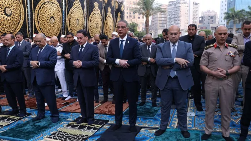 محافظ الجيزة يؤدي صلاة عيد الأضحى بساحة مسجد مصطفى محمود