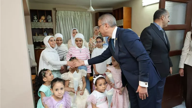 محافظ الجيزة يشارك فتيات مؤسسة الرعاية الاجتماعية بإمبابة فرحة عيد الأضحى