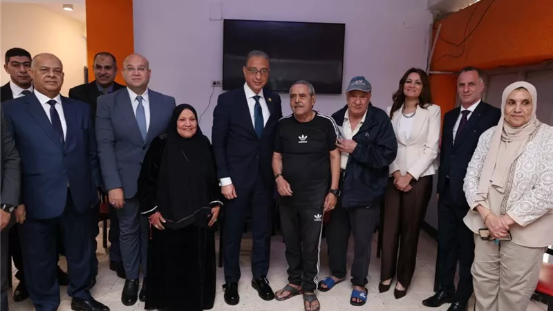 محافظ الجيزة يهنئ ويشارك نزلاء أحد دور المسنين فرحة عيد الأضحى المبارك