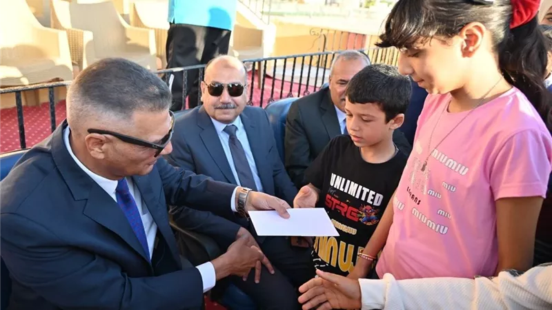محافظ جنوب سيناء يشارك المواطنين صلاة العيد ويوزع 