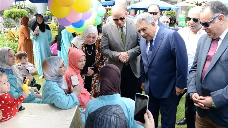 محافظ الدقهلية ورئيس جامعة المنصورة يشاركان الأطفال المرضى فرحة عيد الأضحى