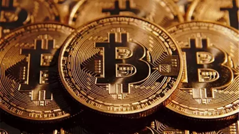 «بيتكوين» تتراجع دون 76 ألف دولار وسط توتر الشرق الأوسط وضغوط بيعية