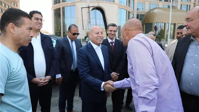 بالصور| محافظ القاهرة يشارك المواطنين احتفالات عيد الأضحى بممشى أهل مصر