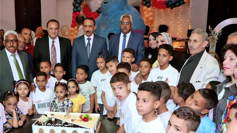 محافظ سوهاج يشارك الأطفال الأيتام وفاقدي الرعاية فرحة عيد الأضحى