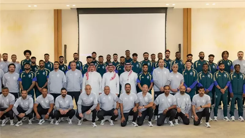 وزير الرياضة السعودي يلتقي بعثة السعودية قبل مونديال 2026
