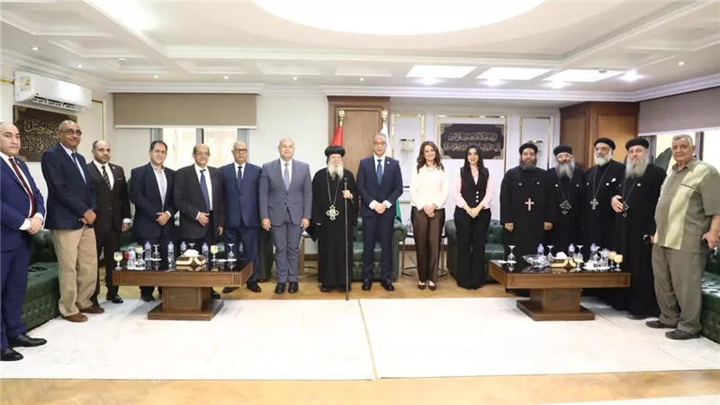 بالصور| محافظ الجيزة يتلقى تهنئة وفود الكنائس بمناسبة عيد الأضحى المبارك