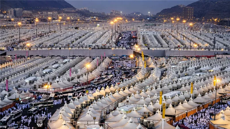 كيف يقضي الحجاج لحظاتهم في مشعر منى استعدادًا ليوم عرفة وسط حرارة 45°؟