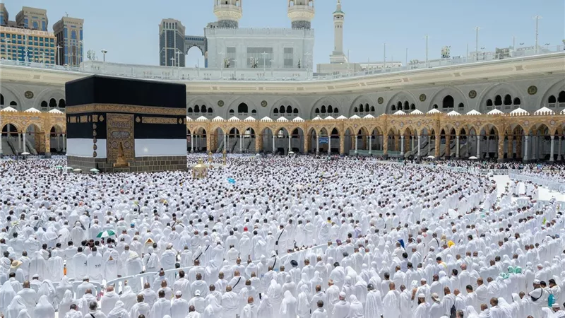 حُجاج بيت الله الحرام يؤدون طواف الإفاضة ورمي جمرة العقبة في أجواء إيمانية