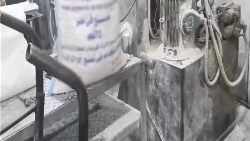 ضبط 50 طن مواد خام محظورة داخل مصنع غير مطابق للمواصفات بالدقهلية