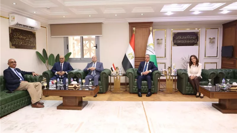محافظ الجيزة يتبادل التهانى مع أعضاء مجلسى النواب والشيوخ بمناسبة العيد