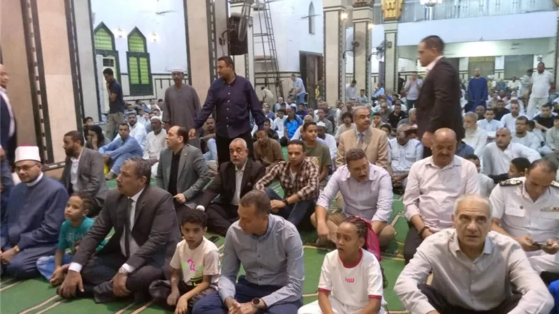 رئيس جامعة أسوان يؤدي صلاة عيد الأضحى المبارك بحضور المحافظ