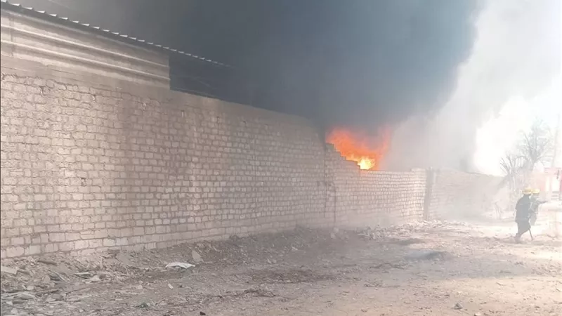 السيطرة على حريق هائل بمصنع تدوير بلاستيك في بني غالب بأسيوط