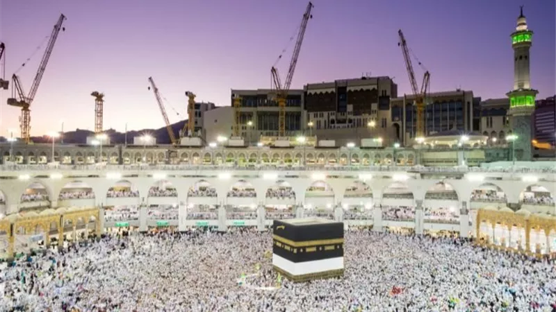 كيفية الطواف في البيت الحرام وحكم المزاحمة على الحجر الأسود