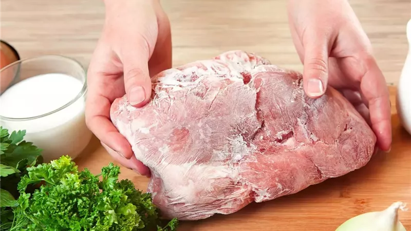 طبيبة بيطرية توضح طرق إذابة اللحوم المجمدة بشكل آمن