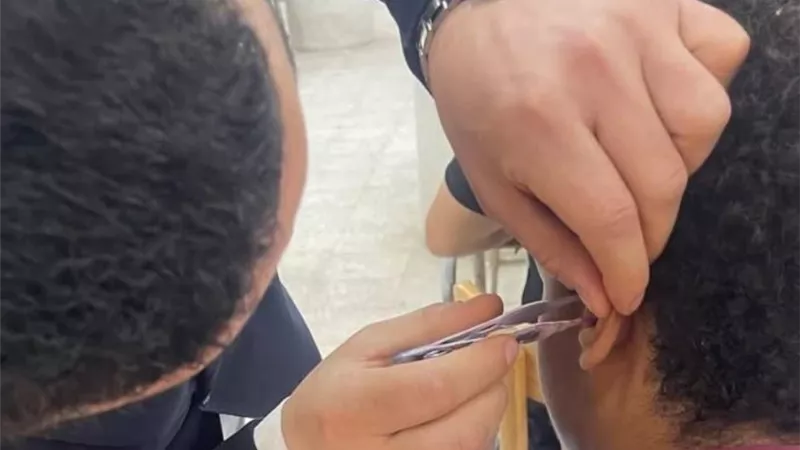 معيد «الملقاط» يشعل الجدل داخل الامتحانات: مكافحة الغش أم تجاوز