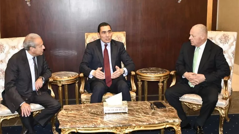 وزير الشباب والرياضة يؤازر منتخب مصر فى وديته روسيا 
