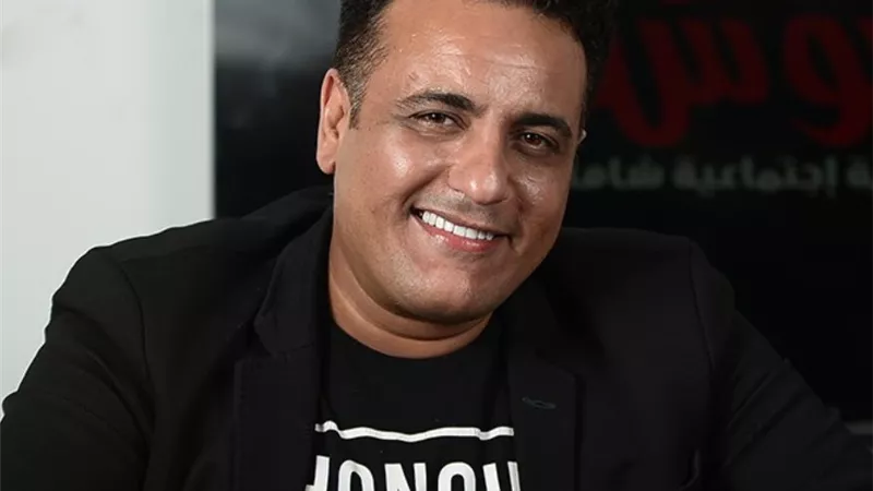 عمرو مصطفى يحول حساباته إلى منصة وفاء للراحل محمد رحيم