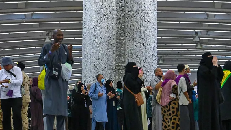 حجاج بيت الله الحرام يرمون الجمرات الثلاث في ثاني أيام التشريق | تفاصيل