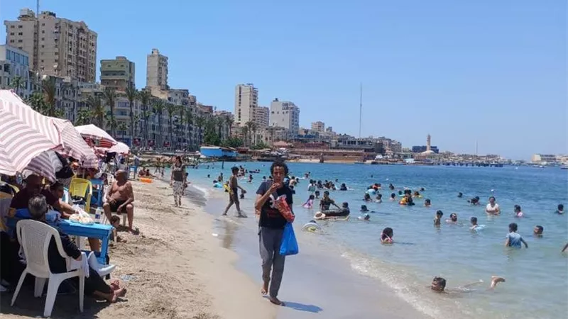 إقبال متزايد على شواطئ الإسكندرية ورفع الرايات الخضراء بمعظم القطاع الشرقي