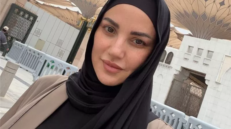 درة تقدم واجب العزاء للفنان أحمد حلمي في وفاة والدته