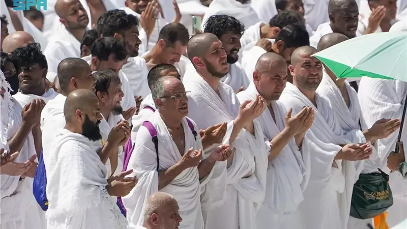 نقيب الأشراف يهنئ خادم الحرمين وولي العهد بنجاح موسم الحج
