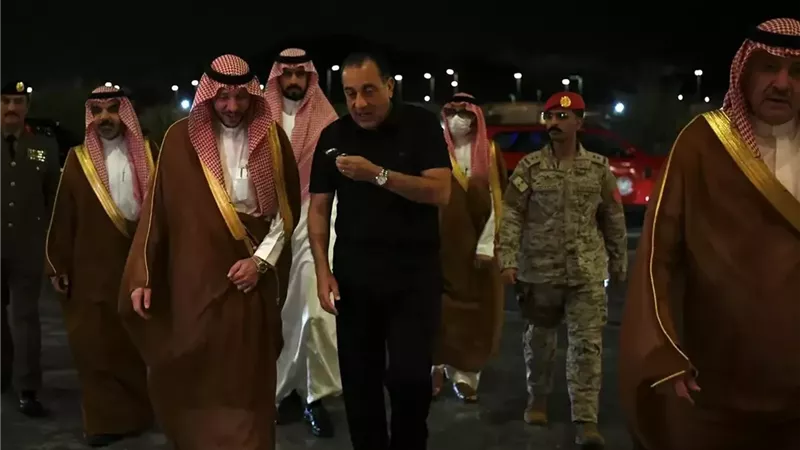 مدبولي يغادر المدينة المنورة بعد زيارة للروضة الشريفة