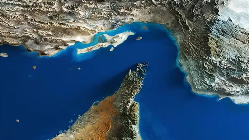 إنذار بمضيق هرمز.. سلطنة عُمان ترصد جسما طافيا يُشتبه بأنه لغم بحري