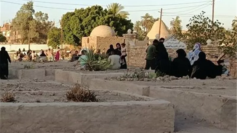 زيارة الموتى طقس لا يغيب.. توافد الآلاف على مقابر المنيا طوال أيام العيد