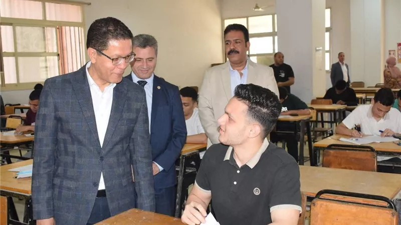  رئيس جامعة بنها يتفقد الامتحانات بكليات العلاج الطبيعى والعلوم والهندسة 