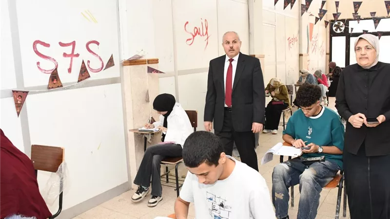  رئيس جامعة قناة السويس يتابع الإمتحانات النظرية بكلية العلوم 