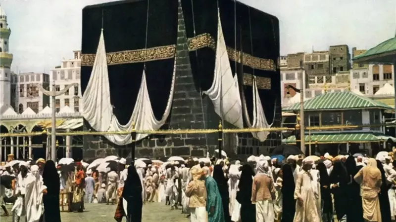 مغامرة تؤدي لأول صورة ملونة تلتقط  للمسجد الحرام.. ما قصتها