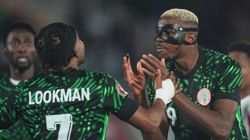 مدرب نيجيريا يكشف سبب غياب أوسيمين ولوكمان عن معسكر التحضيرات لكأس العالم 